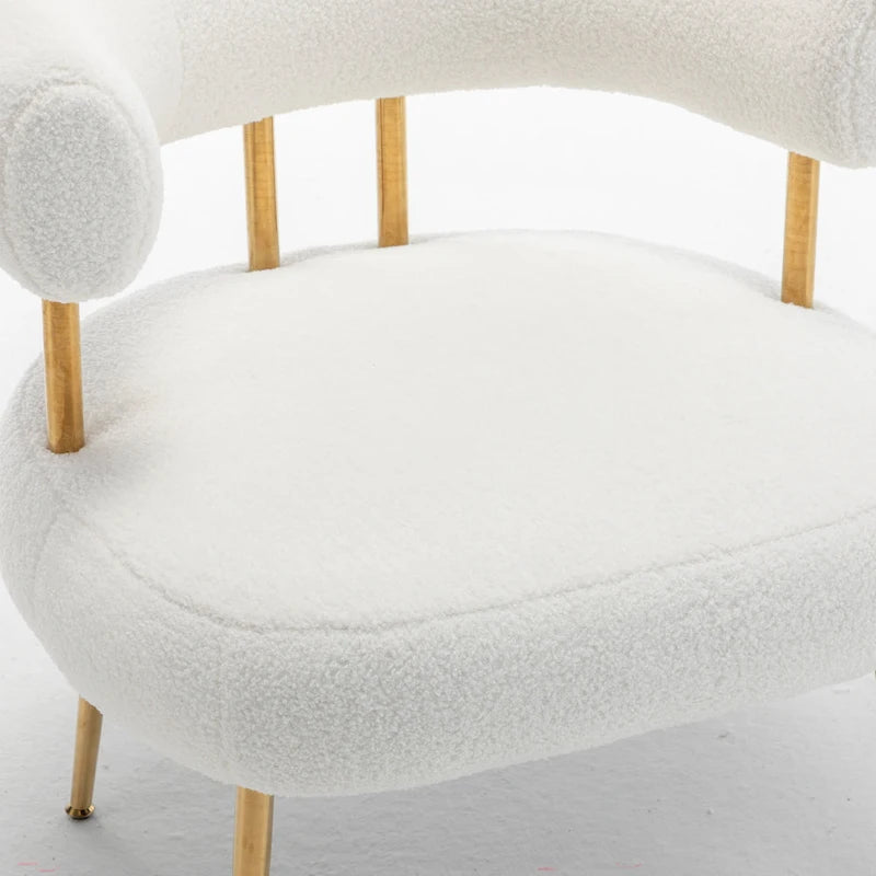 Poltrona moderna glamour d’accento SEYNAR, comoda, imbottita, con schienale aperto e gambe dorate, per toeletta