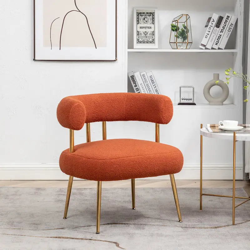 Poltrona moderna glamour d’accento SEYNAR, comoda, imbottita, con schienale aperto e gambe dorate, per toeletta
