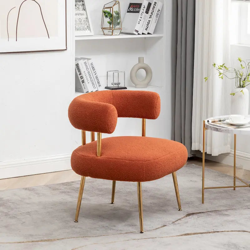 Poltrona moderna glamour d’accento SEYNAR, comoda, imbottita, con schienale aperto e gambe dorate, per toeletta