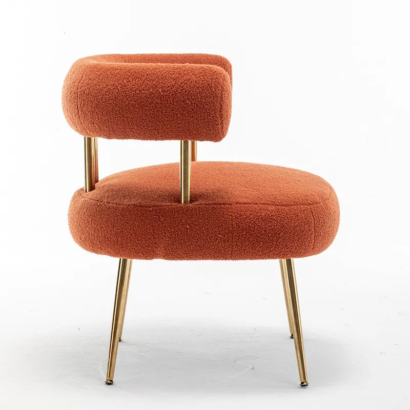 Poltrona moderna glamour d’accento SEYNAR, comoda, imbottita, con schienale aperto e gambe dorate, per toeletta