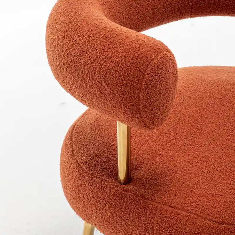 Poltrona moderna glamour d’accento SEYNAR, comoda, imbottita, con schienale aperto e gambe dorate, per toeletta