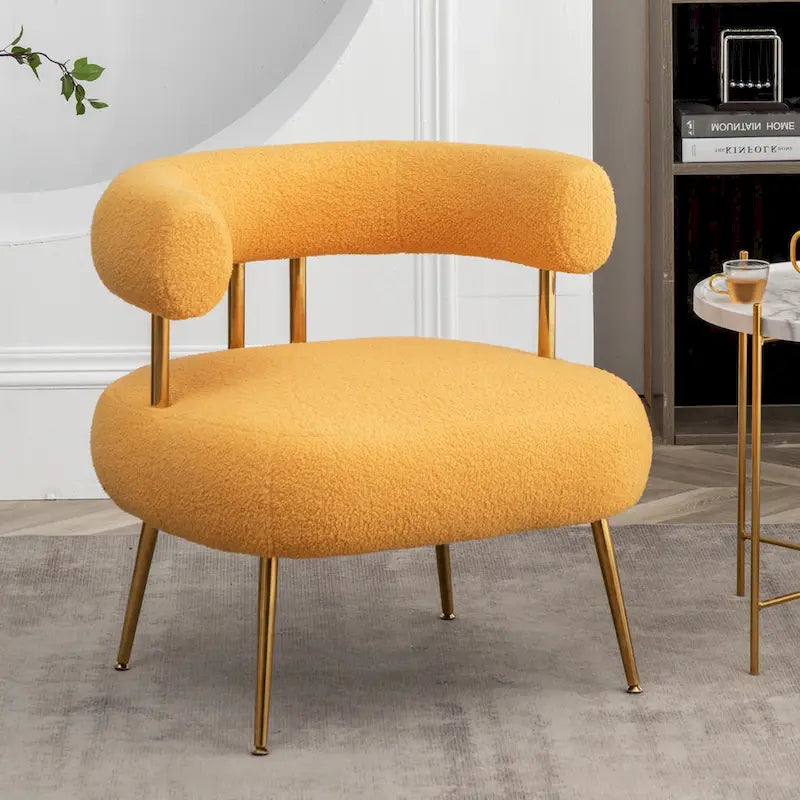 Poltrona moderna glamour d’accento SEYNAR, comoda, imbottita, con schienale aperto e gambe dorate, per toeletta