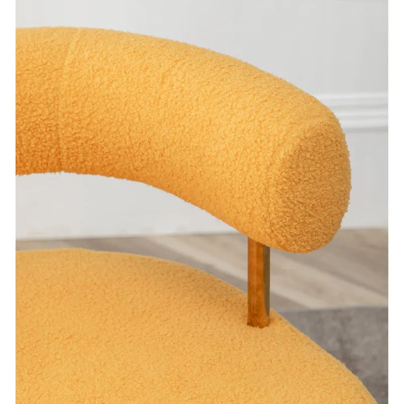 Poltrona moderna glamour d’accento SEYNAR, comoda, imbottita, con schienale aperto e gambe dorate, per toeletta