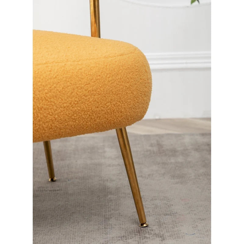 Poltrona moderna glamour d’accento SEYNAR, comoda, imbottita, con schienale aperto e gambe dorate, per toeletta