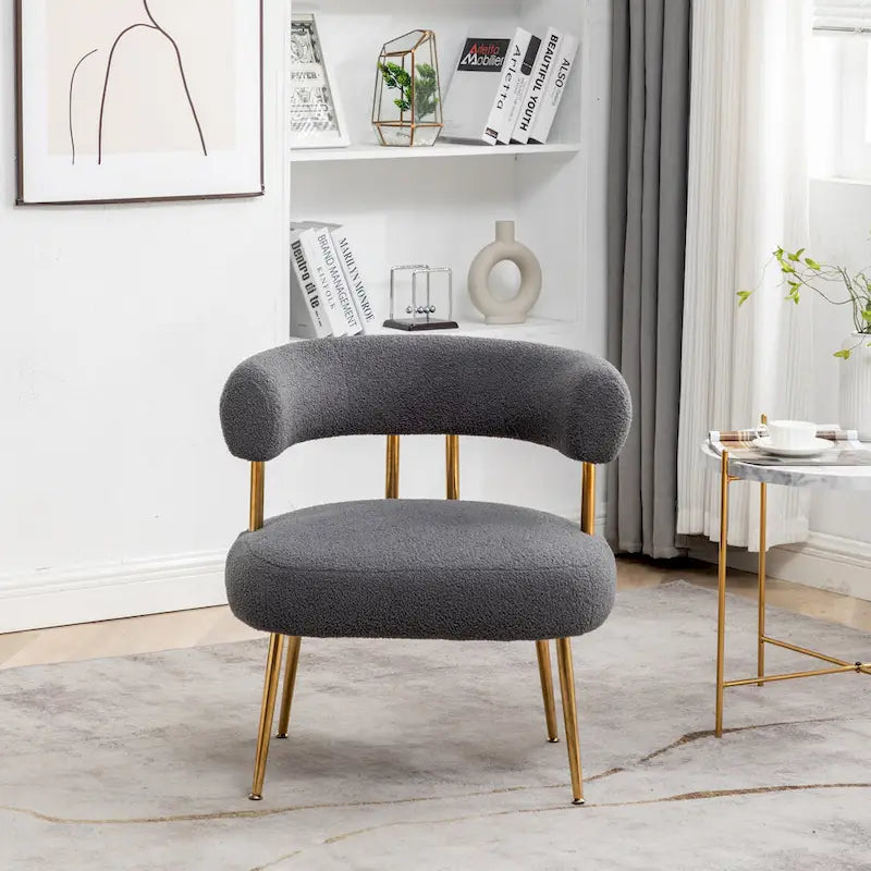 Poltrona moderna glamour d’accento SEYNAR, comoda, imbottita, con schienale aperto e gambe dorate, per toeletta
