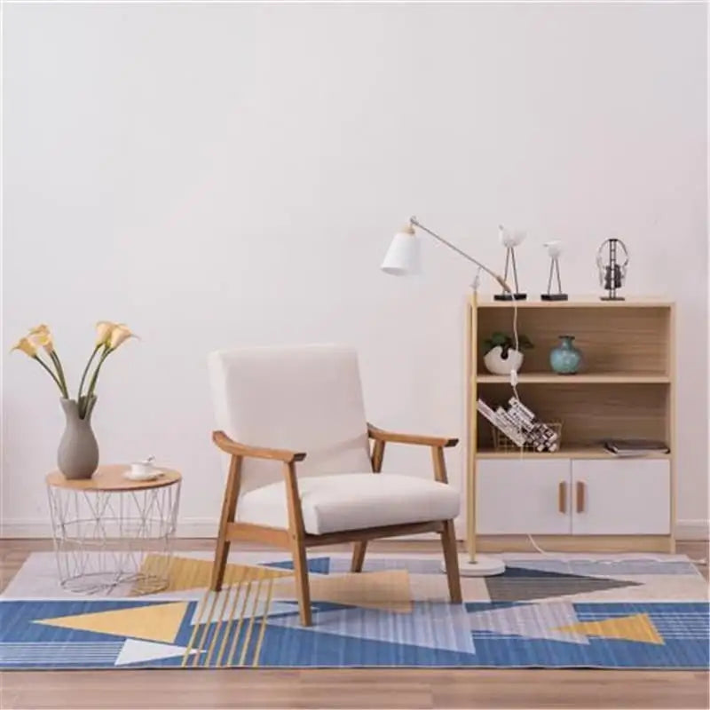 Eenvoudige retro-accentfauteuil van massief hout met enkele rugleuning