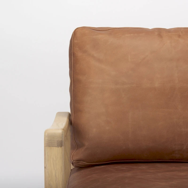 Raeleigh Akzentstuhl aus cognacbraunem Echtleder mit hellbraunem massivem Buchenholzrahmen – 27.9W x 34D x 34.4H